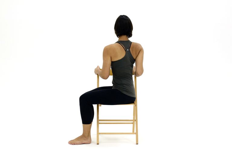 Pegal saat di kantor? atasi dengan 5 gerakan yoga ini