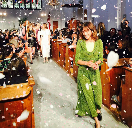 Alexa Chung Akhirnya Meluncurkan Fashion Brand Nya Sendiri Alexa Chung Akhirnya Meluncurkan Fashion Brand Nya Sendiri