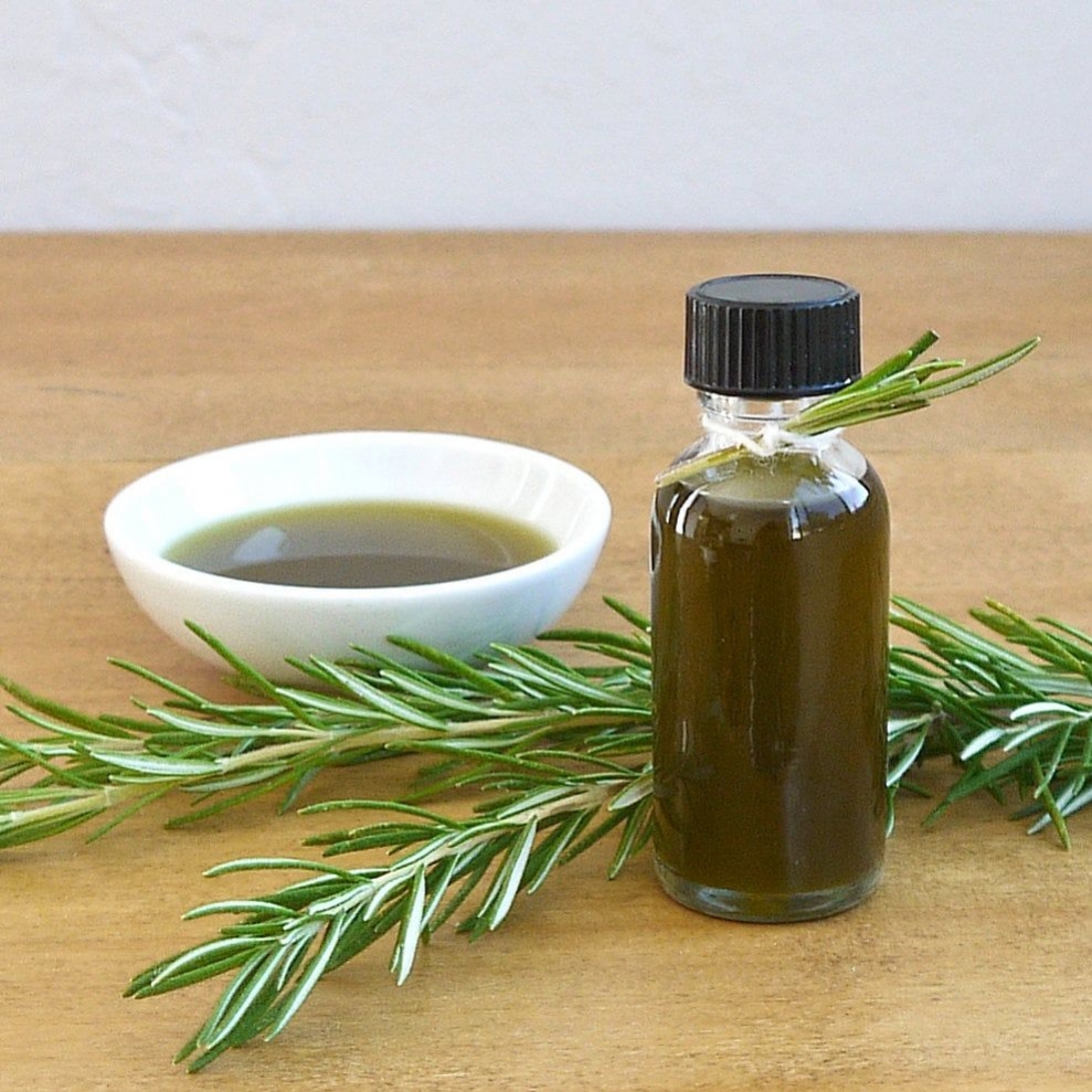 Kenali Manfaat Rosemary Oil, Cocok Untuk Merawat Rambut