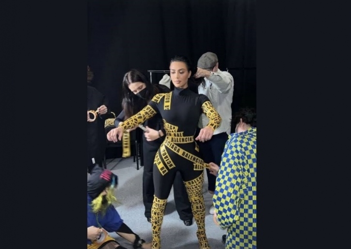 Kim Kardashian Tampil Unik dengan Balutan Tape Kuning Balenciaga